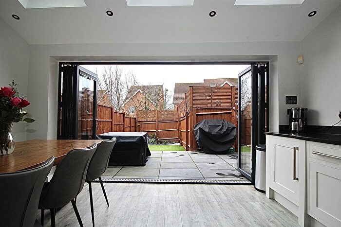 4 Bedroom Semi-Detached House To Rent In Lucern Close, Hammond Street, Cheshunt, Waltham Cross, EN7