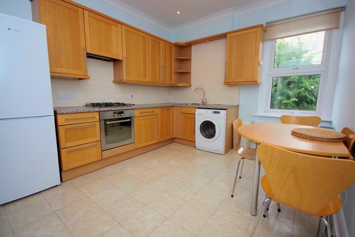 2 Bedroom Flat To Rent In Long Lane, Finchley, N3
