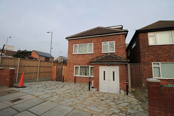 4 Bedroom Detached House To Rent In Hawthorn Farm Avenue, Northolt, UB5