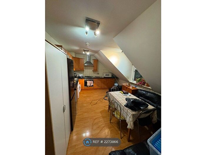 3 Bedroom Flat To Rent In Mitcham Road, London, SW17