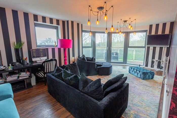 2 Bedroom Flat For Sale In Bush House, Shooters Hill, London, SE18