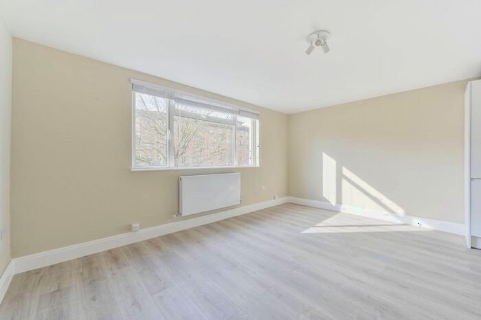 3 Bedroom Flat To Rent In Thorncroft Street, Nine Elms, London, SW8