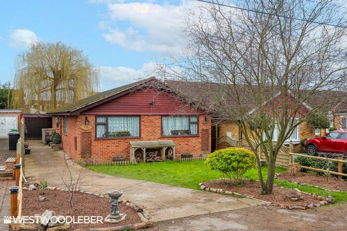 3 Bedroom Detached Bungalow To Rent In Avenue Road, Hoddesdon, EN11