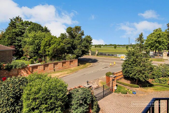 3 Bedroom Flat To Rent In New Road, Esher, KT10