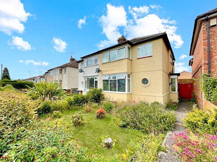 3 Bedroom Semi-Detached House For Sale In Sundon Park Road, Luton, Bedfordshire, LU3