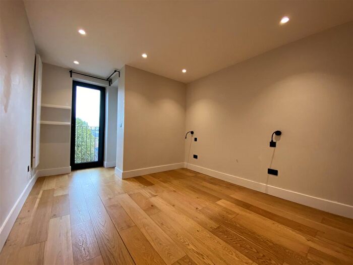 1 Bedroom Flat To Rent In Bow Common Lane, London, E3