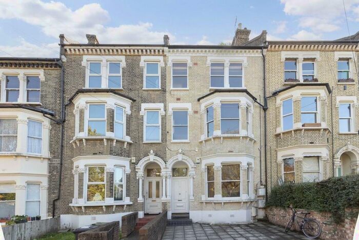 3 Bedroom Flat To Rent In Helix Gardens, London, SW2