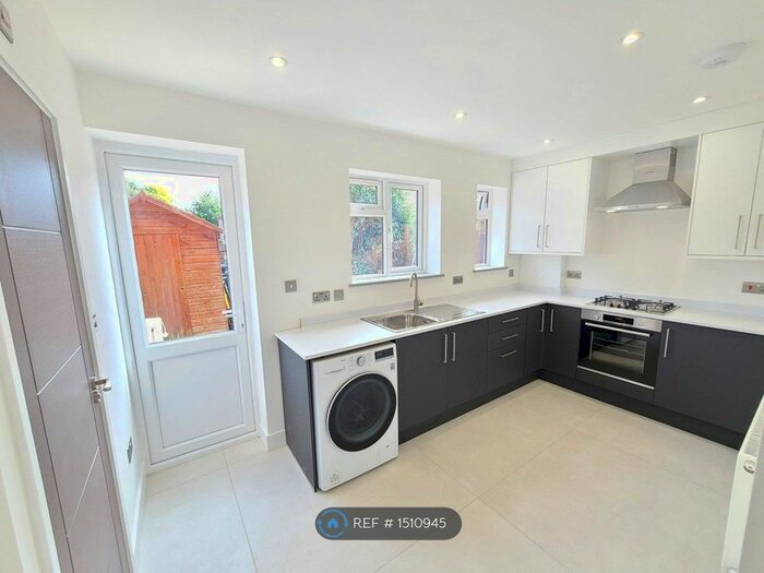 3 Bedroom Terraced House To Rent In Mead Avenue, Slough, SL3