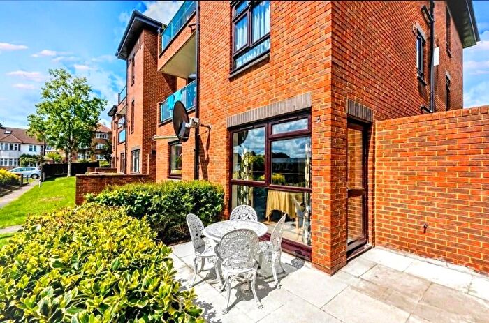 3 Bedroom Apartment To Rent In Friern Park, London, N12