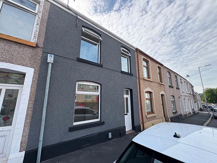 3 Bedroom Town House To Rent In Neath Road, Plasmarl, Swansea, SA6