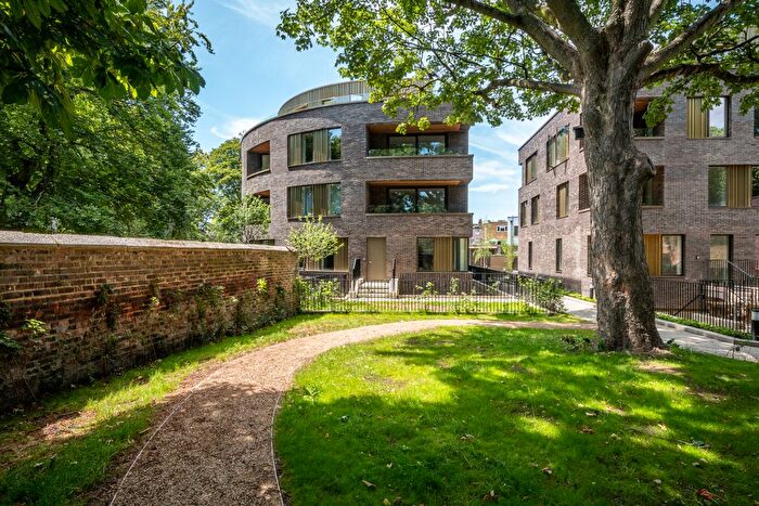 2 Bedroom Flat For Sale In Blackburn House, Hackney Gardens, E8