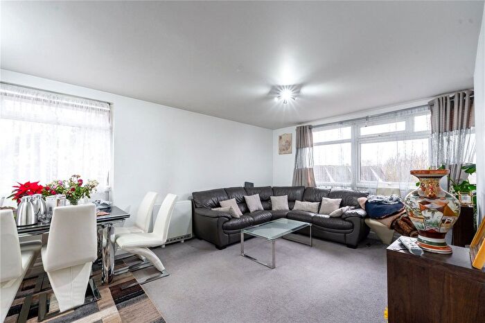 2 Bedroom Flat For Sale In Beechcroft Manor, Weybridge, Surrey, KT13