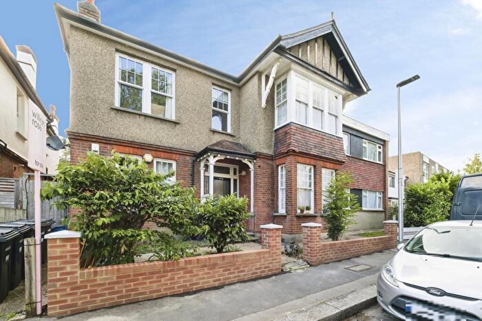 2 Bedroom Flat For Sale In Glengall Road, Woodford Green, Essex, IG8