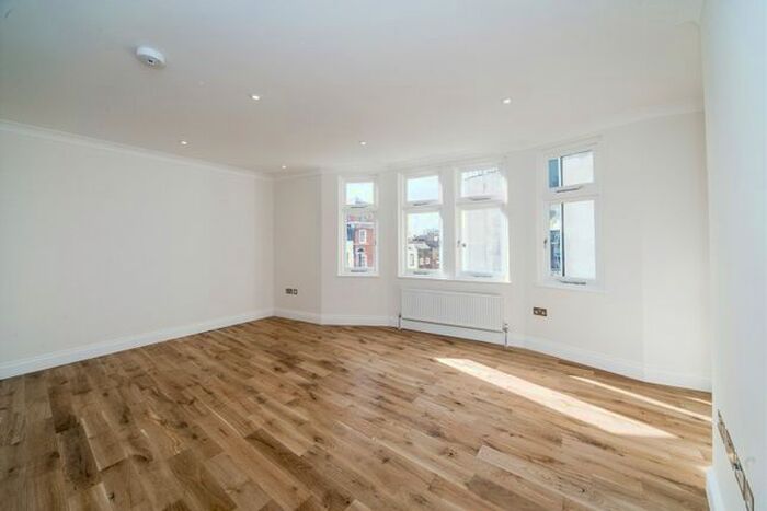 2 Bedroom Flat To Rent In George Street, Richmond, Surrey, TW9