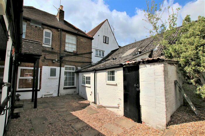 1 Bedroom Flat To Rent In Park Street, Colnbrook, Slough, SL3