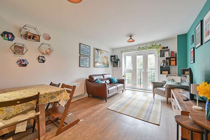 2 Bedroom Flat For Sale In The Vale, Vale Road, Bushey, WD23
