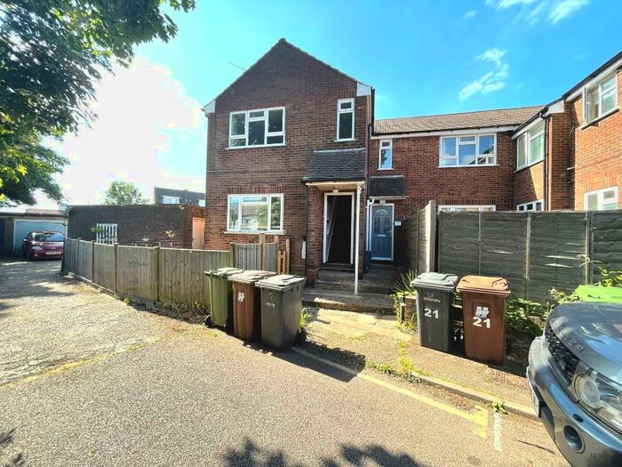 2 Bedroom Maisonette To Rent In Hermitage Court, Potters Bar, Hertfordshire, EN6