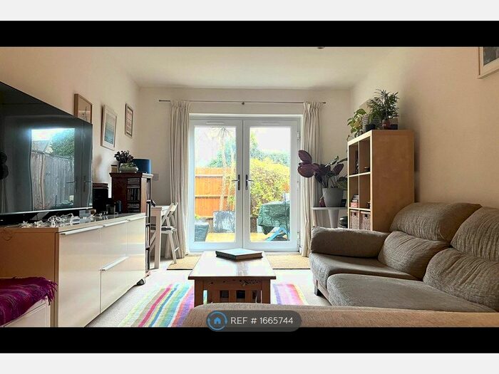 2 Bedroom Flat To Rent In Walton Road, East Molesey, KT8