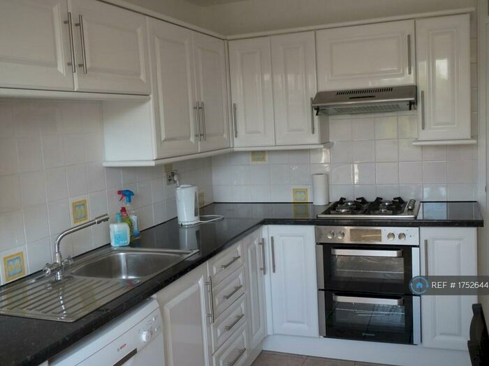 2 Bedroom Flat To Rent In The Broadway, Hatfield, AL9
