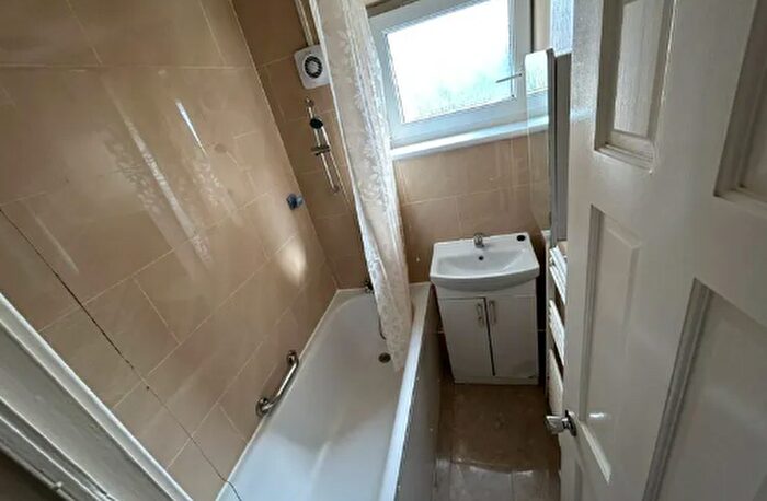 4 Bedroom Flat To Rent In Cambridge Heath Road, London, E1