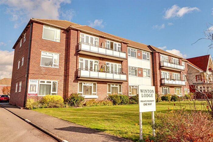 2 Bedroom Flat For Sale In Imperial Avenue, Westcliff-On-Sea, SS0
