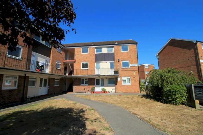 2 Bedroom Maisonette To Rent In Wellington House, The Farmlands, Northolt, UB5