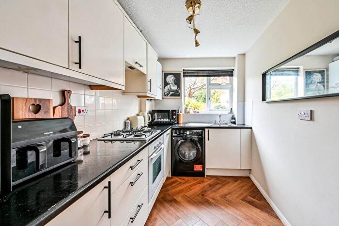 1 Bedroom Flat For Sale In Ferndown Court, Guildford, GU1