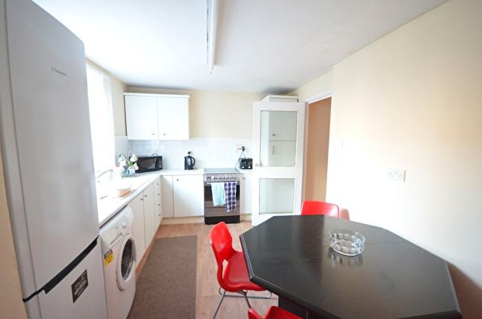 4 Bedroom Town House To Rent In Blackthorn Street, London, E3
