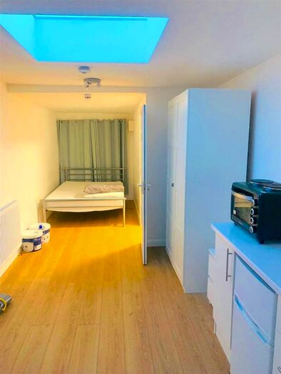 1 Bedroom Studio Flat To Rent In Bath Road, Hounslow, TW5