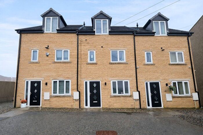 3 Bedroom Town House For Sale In Ford Hill, Queensbury, Bradford, BD13
