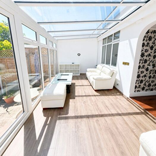 4 Bedroom Semi-Detached Bungalow To Rent In Crescent Road, Barnet, EN4