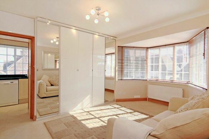 Flat To Rent In Finchley Road, Temple Fortune, NW1