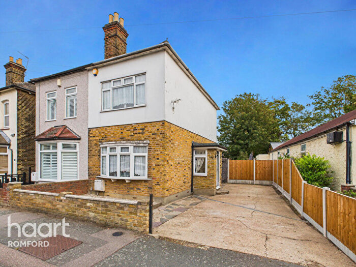 3 Bedroom Semi-Detached House For Sale In Willow Street, Romford, RM7