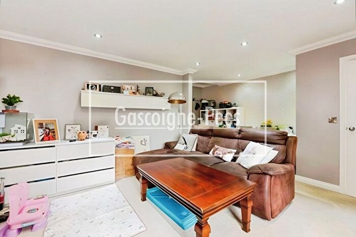 2 Bedroom Property To Rent In Bray Road, Cobham, KT11