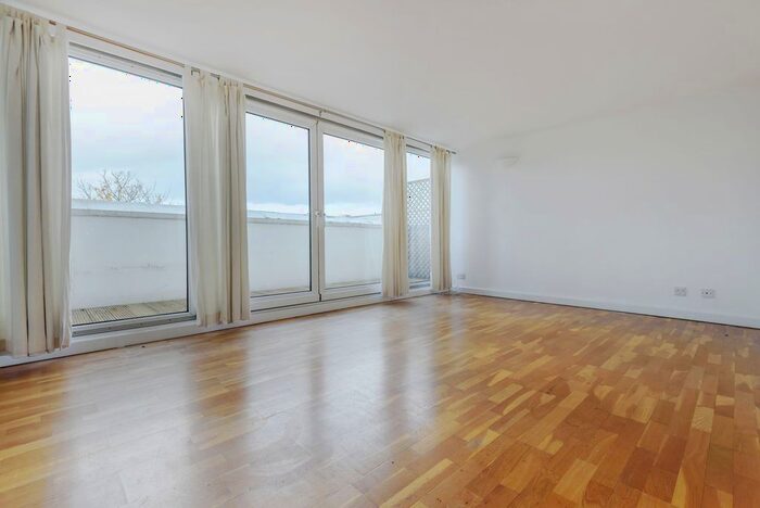 2 Bedroom Flat To Rent In Athlone Square, Windsor, SL4