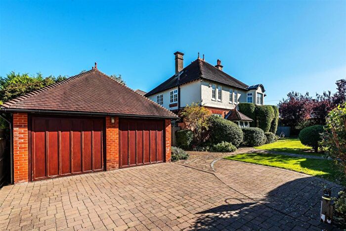 4 Bedroom Detached House For Sale In Holland Avenue, Cheam, SM2