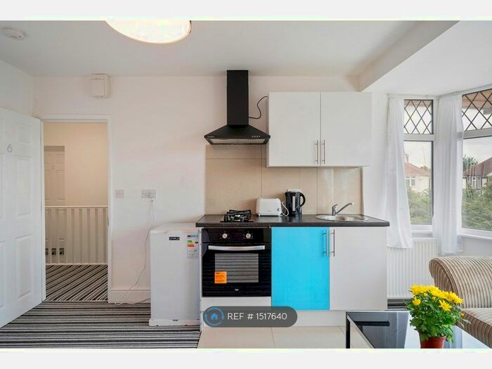 Studio To Rent In Broad Walk, Hounslow, TW5