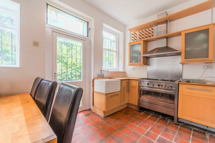 2 Bedroom Maisonette To Rent In Adolphus Road, Finsbury Park, London, N4