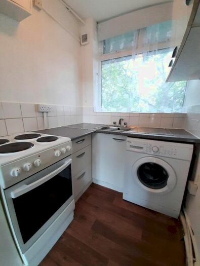 2 Bedroom Flat To Rent In Angel Close, Edmonton, N18