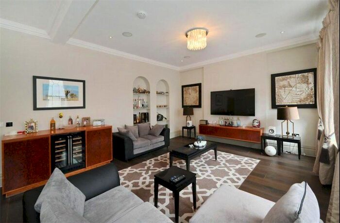 2 Bedroom Flat To Rent In Upper Brook Street, London, W1K