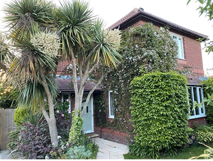 4 Bedroom Detached House For Sale In Barton Drive, Hamble, SO31