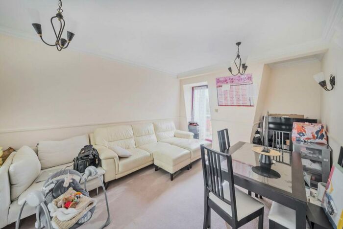 2 Bedroom Flat To Rent In Roxborough Park, Harrow, HA1