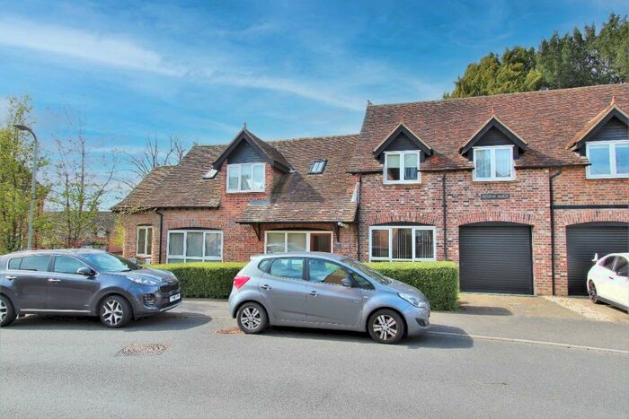 3 Bedroom Semi-Detached House To Rent In Gloucester Avenue, Reading, RG2