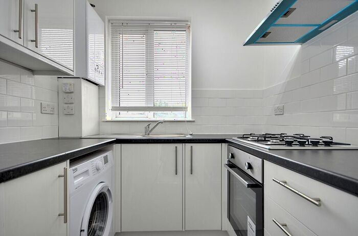 2 Bedroom Flat To Rent In Streatham High Road, London, SW16