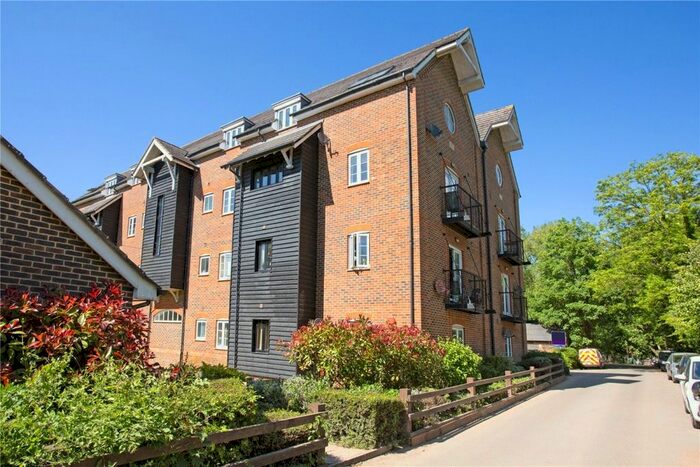 2 Bedroom Flat To Rent In Springwell Lane, Rickmansworth, WD3