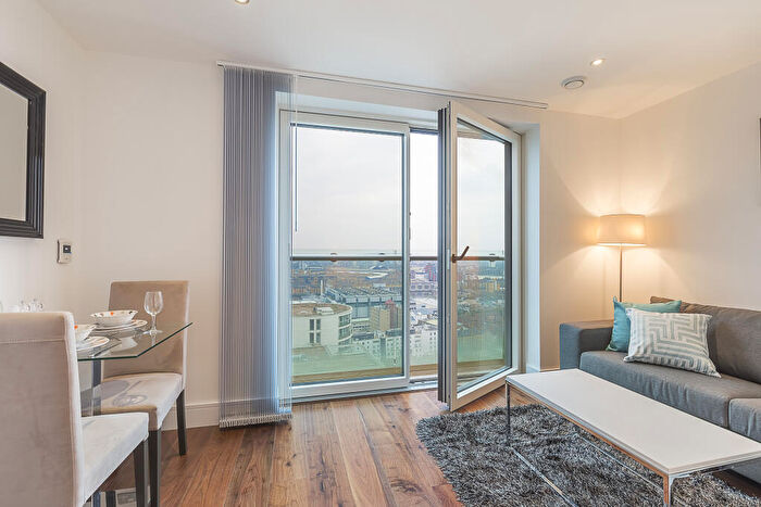 Apartment To Rent In Lincoln Plaza, London, E14