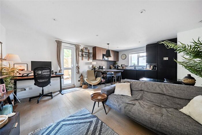 1 Bedroom Flat For Sale In Buckingham Close, Ealing, W5