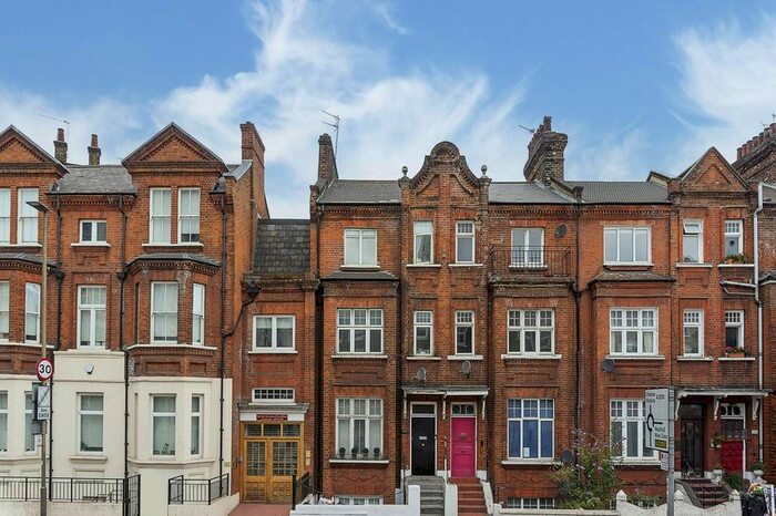 3 Bedroom Flat To Rent In Queenstown Road, Battersea Park, London, SW8
