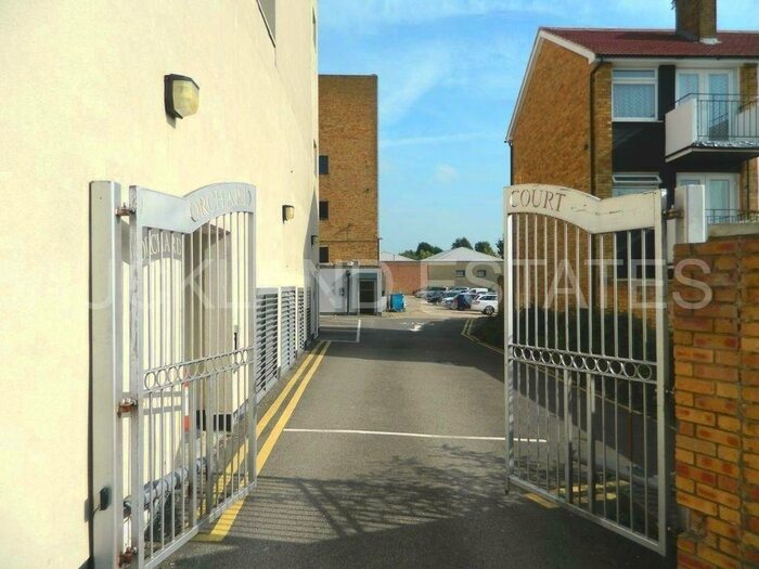 2 Bedroom Apartment To Rent In Orchard Court, Potters Bar, EN6