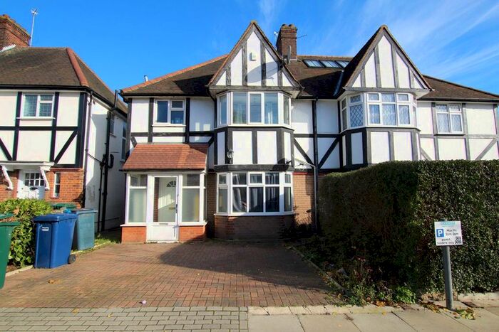 3 Bedroom Flat To Rent In Long Lane, London N3